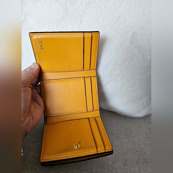 Pre-loved Loewe Tri-fold wallet - Picture 7 of 11